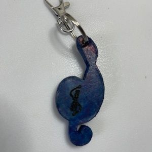 A twelve centimeters navy blue treble clef keychain